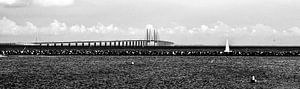 Öresundbrücke (Breitwandfoto . Monochrom)