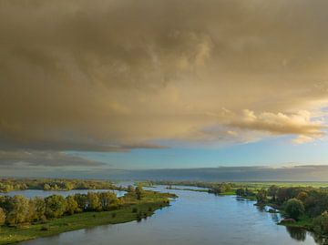 Blick von oben auf die Flusslandschaft der IJssel während eines herbstlichen Regenschauers von Sjoerd van der Wal Fotografie