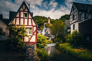 Ancien village historique avec ruisseau en Allemagne, Monreal sur Fotos by Jan Wehnert