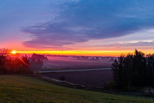Sonnenaufgang mit einer Nebelschicht