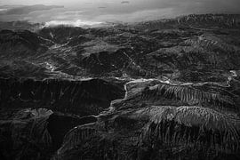 Schattenlandschaft II - Lichtspiel über den Bergen von Feodor Bobkin