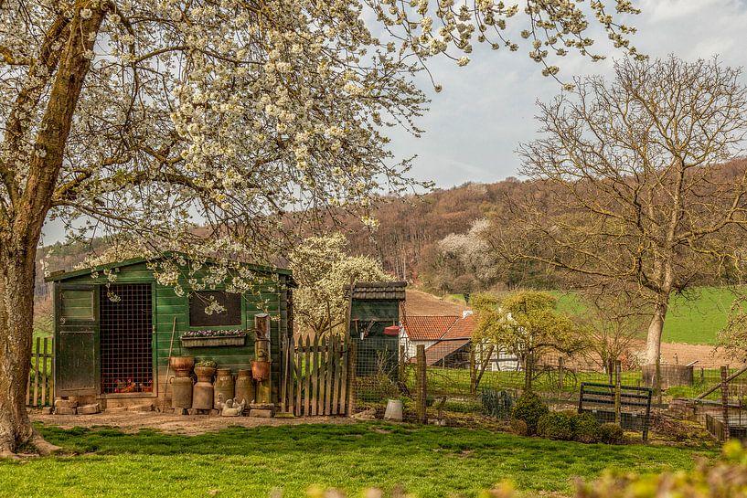 Schuurtje op het platteland in Zuid-Limburg van John Kreukniet