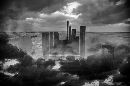 Abandoned jetty: double take in Texel's harbour