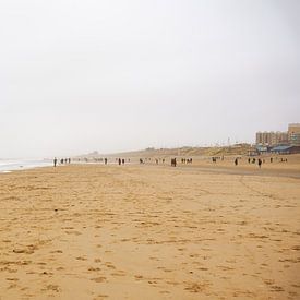 Uitwaaien op het strand - Zandvoort aan Zee van Tessa Hoogenboezem