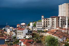 Panorama aus hohem Winkel über das traditionelle Dorf Kruja, Alban von Werner Lerooy