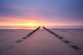 Symmetrie tijdens zonsondergang in Zeeland van Jolanda de Leeuw