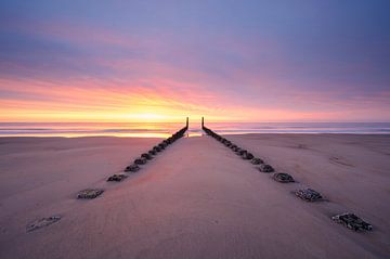 Symmetrie tijdens zonsondergang in Zeeland van Jolanda de Leeuw