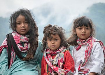 Mädchen mit gefilztem Haar auf dem Dieng-Plateau