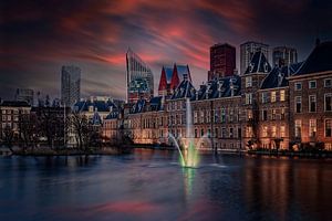 Les bâtiments du Parlement néerlandais et la Mauritshuis sur le Hofvijver à La Haye. sur gaps photography