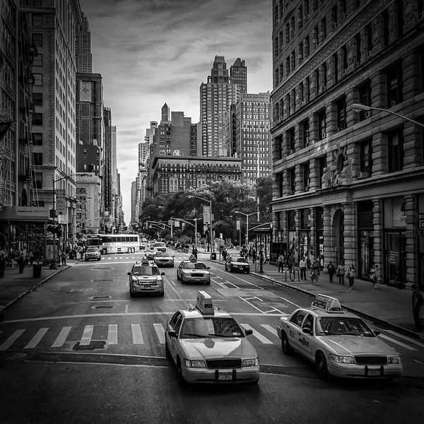 NEW YORK CITY Verkehr auf der 5th Avenue | Monochrom  von Melanie Viola