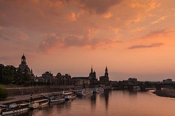 Dresdner Skyline bei Sonnenuntergang von Tom Uhlenberg