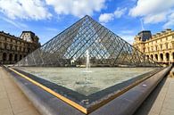 Louvre piramide vanuit de hoek van Dennis van de Water thumbnail