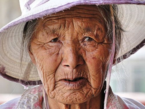 Oude dame in Lhasa, Tibet