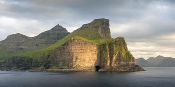 Steilküste mit Leuchtturm im Abendlicht