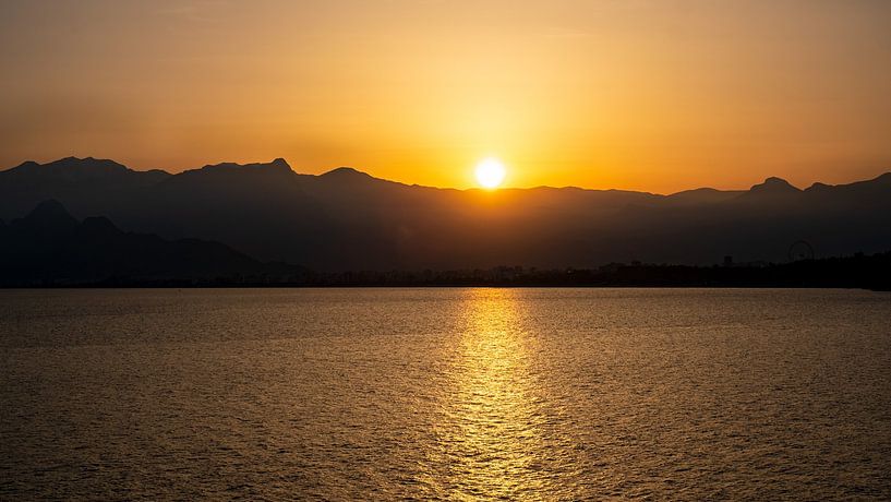 Zonsondergang in Antalya van Flatfield