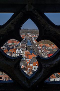 Kijkend door een ornament van de Nieuwe kerk Delft