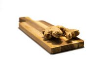 Verse gember op een plank