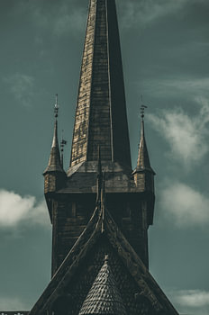 Turm der Stabkirche Lom