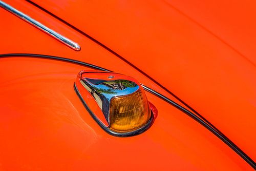 Richting aanwijzer van een rode Volkwagen