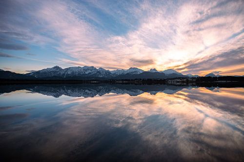 Majestueuze zonsondergang aan de Hopfensee met uitzicht op de Allgäuer bergen