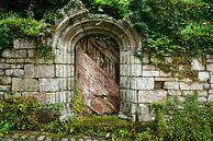 Oude deur en muur in Locronan | Bretagne van Flatfield thumbnail