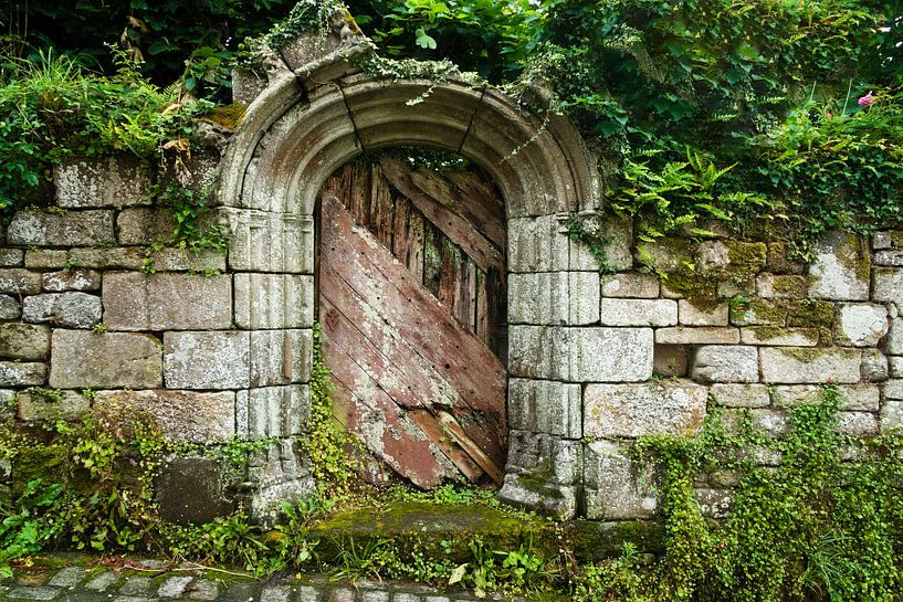 Oude deur en muur in Locronan | Bretagne van Flatfield