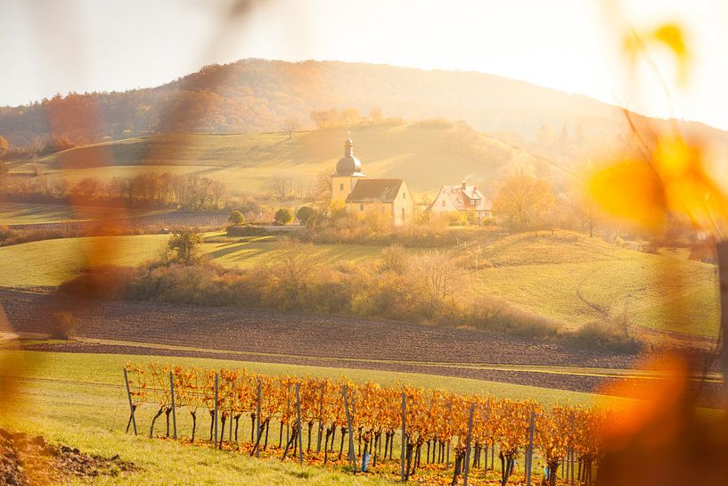 Kirche in Unterfranken im Herbst von Jan Schuler
