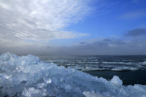 IJsselmeer met kruiend ijs