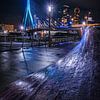 Die Erasmus-Brücke von der Stadt Rotterdam aus gesehen in Holland am Abend mit City Lights von Bart Ros