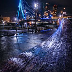 Le pont Érasme vu de la ville de Rotterdam, en Hollande, le soir, avec les lumières de la ville. sur Bart Ros