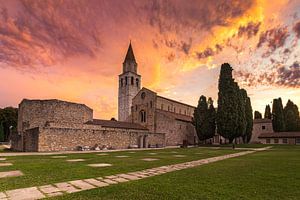 Basilika von Aquileia unter einem frischen Morgenhimmel