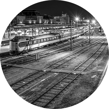 Station Groningen, Rangeerstation bij nacht (zwart-wit) van Klaske Kuperus