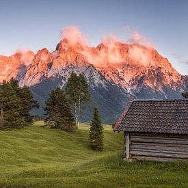 Alpenglans in de Karwendel van Denis Marold