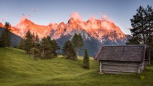 Alpenglans in de Karwendel van Denis Marold