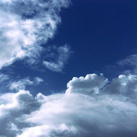 Wolken en een blauwe hemel sur Linda van Miltenburg