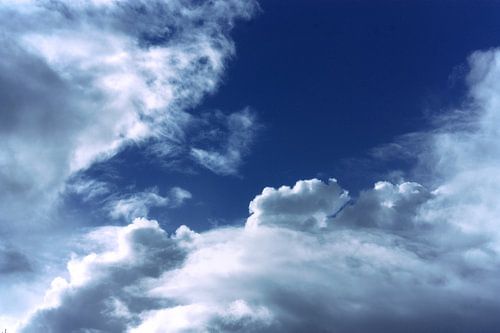 Wolken en een blauwe hemel