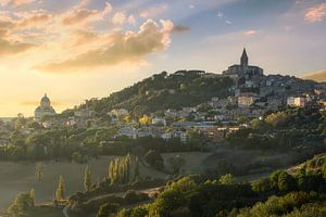 Goldener Blick über die mittelalterliche Stadt Todi, Umbrien