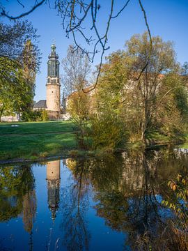 Weimar - de toren van het stadspaleis wordt weerspiegeld in de rivier de Ilm van t.ART