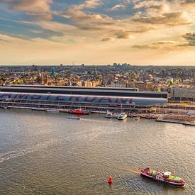 Amsterdamer Hauptbahnhof im Abendlicht. von Menno Schaefer