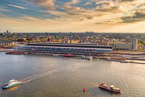 Amsterdam Centraal Station in avondlicht. van Menno Schaefer