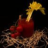 Cocktail de tomates et de gin avec céleri et tomates de vigne sur Babetts Bildergalerie