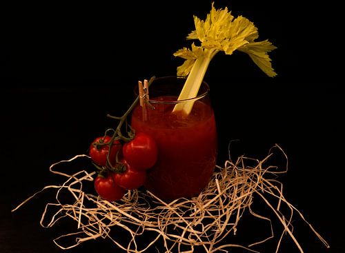 Tomato and gin cocktail met selderij en trostomaten
