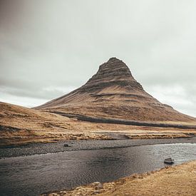 Kirkjufell Berg in IJsland - Liggend van Timewall by Fay