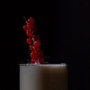 Rode bessen die in een glas melk splashen van Kim Willems thumbnail