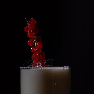 Rote Beeren in ein Glas Milch gespritzt von Kim Willems