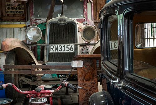 Garage mit Oldtimern in Waimamaku, Neuseeland