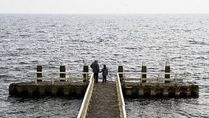 Grand-père et petit-fils regardant le lac.