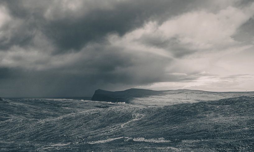 Neist Point klif in idyllisch Schotland bij de Highlands op het eiland Skye. van Jakob Baranowski - Photography - Video - Photoshop