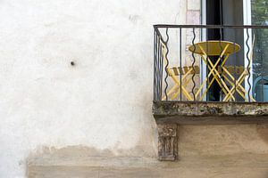 Eine kleine gelbe französische Terrasse