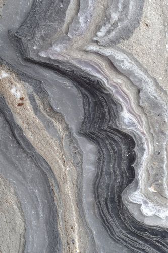 Grijs-zwarte agaat met vloeiende lijnen als decoratie